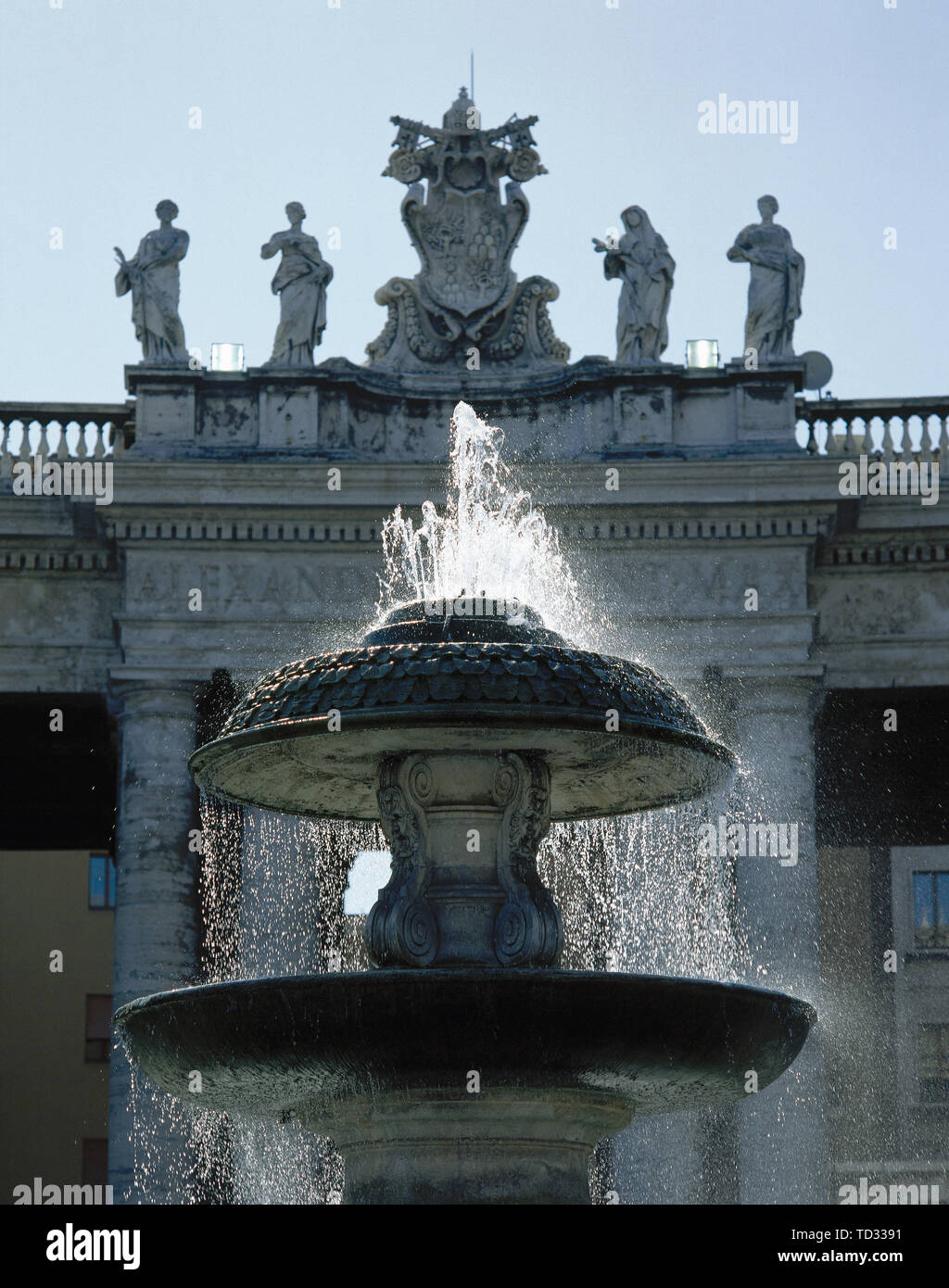 État de la Cité du Vatican. Fontaine de la Place Saint Pierre, créé par Carlo Maderno (1612-1614), situé sur le côté nord de la place. Banque D'Images