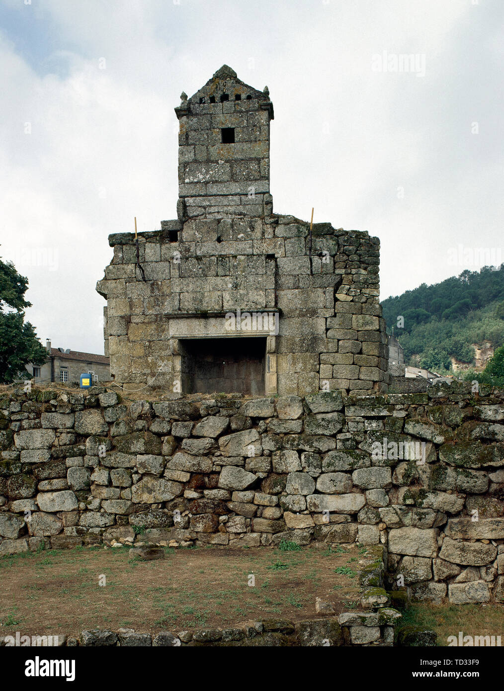 L'Espagne. La Galice. Ribadavia. Le Château des Comtes de Sarmiento. Il a été construit au milieu du 15ème siècle. Ruines de la cheminée. Banque D'Images