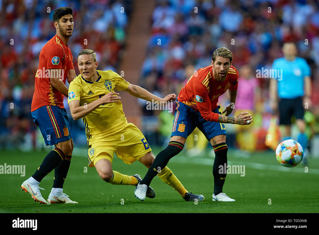 MADRID, ESPAGNE - 10 juin : Ludwig Augustinsson (C) de la Suède est en concurrence pour le bal avec entre Sergio Ramos (R) et de l'Espagne pendant l'Asensio UEFA Euro 2020 match de qualification entre l'Espagne et la Suède au Santiago Bernabeu le 10 juin 2019 à Madrid, Espagne. (Photo de David Aliaga/MO Media) Banque D'Images