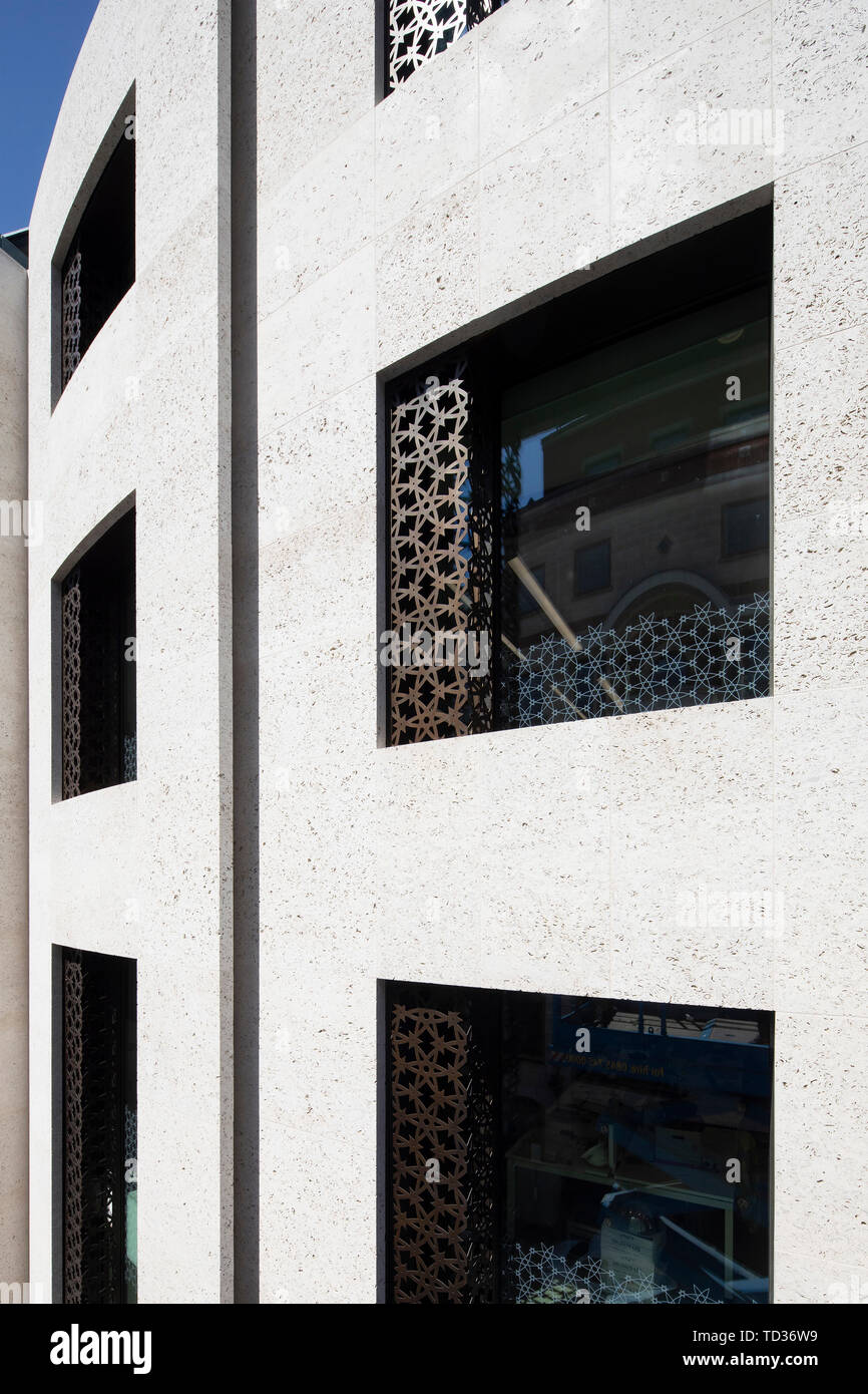 Vue détaillée de la façade avant. Qatar Airways siège, Londres, Royaume-Uni. Architecte : PLP Architecture, 2019. Banque D'Images