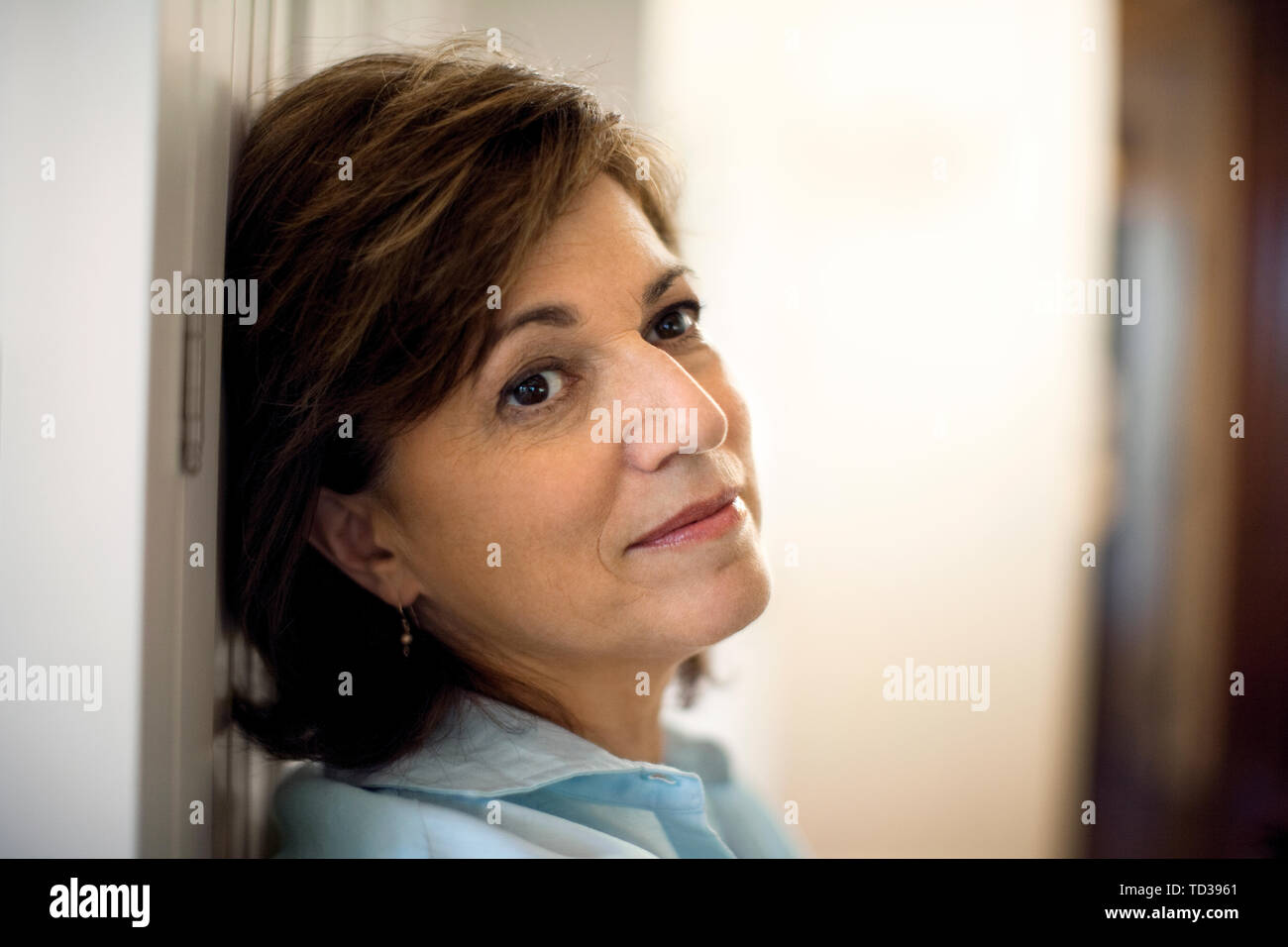 Woman looking pensive et réfléchis. Banque D'Images