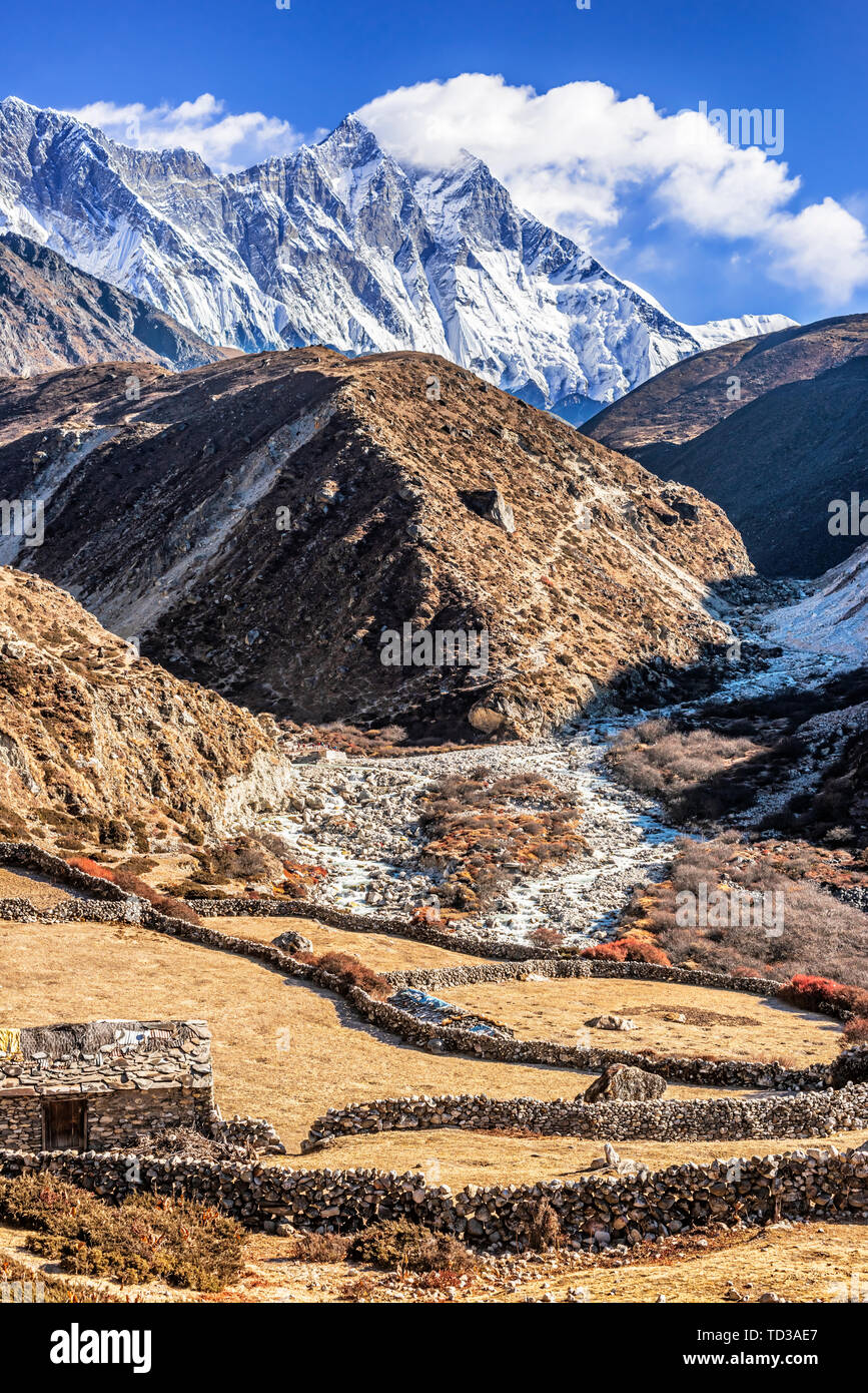 À voir le paysage de montagnes de l'himalaya sur l'Everest Base Camp trek entre Pheriche et Namche Bazar au Népal. Banque D'Images