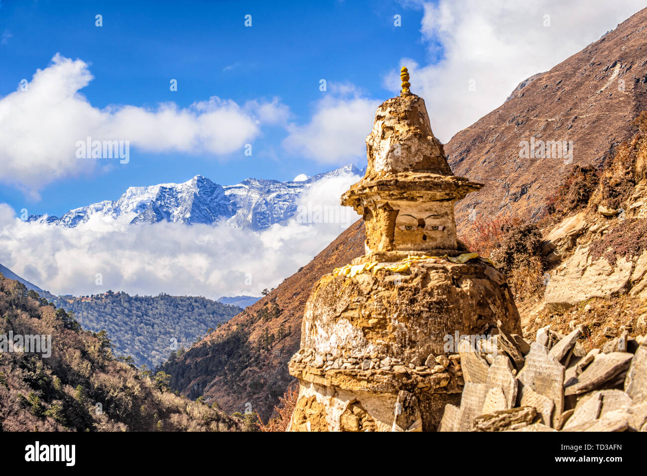 À voir le paysage de montagnes de l'himalaya sur l'Everest Base Camp trek entre Pheriche et Namche Bazar au Népal. Banque D'Images
