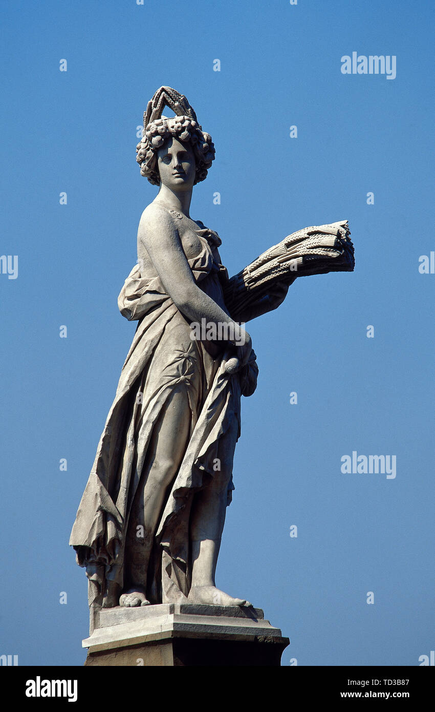 Italie, Toscane, Florence. Quatre statues ornementales des saisons. Elles ont été ajoutées en 1608 à Ponte Santa Trinita, à l'occasion du mariage de Cosme II de Médicis (r. 1609-1621) et de Marie Madeleine d'Autriche. Statue de l'été par le sculpteur Giovanni Battista Caccini (1556-1613). Banque D'Images
