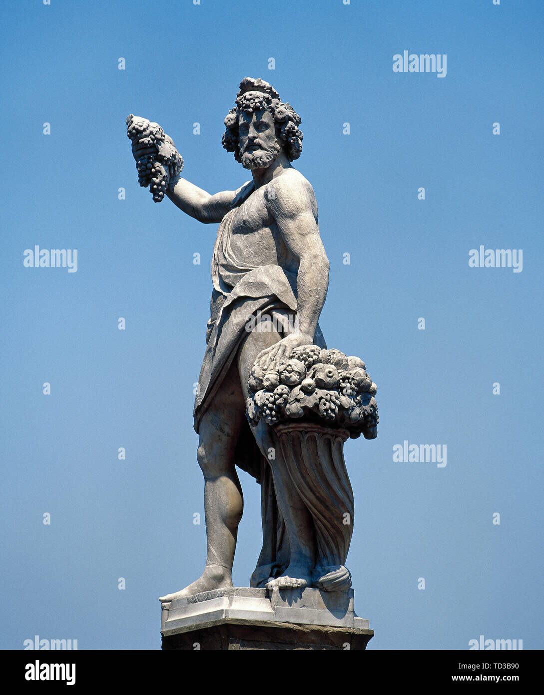 Italie, Toscane, Florence. Quatre statues ornementales des saisons. Elles ont été ajoutées en 1608 à Ponte Santa Trinita, à l'occasion du mariage de Cosme II de Médicis (r. 1609-1621) et de Marie Madeleine d'Autriche. Statue de l'automne par le sculpteur Giovanni Battista Caccini (1556-1613). Banque D'Images