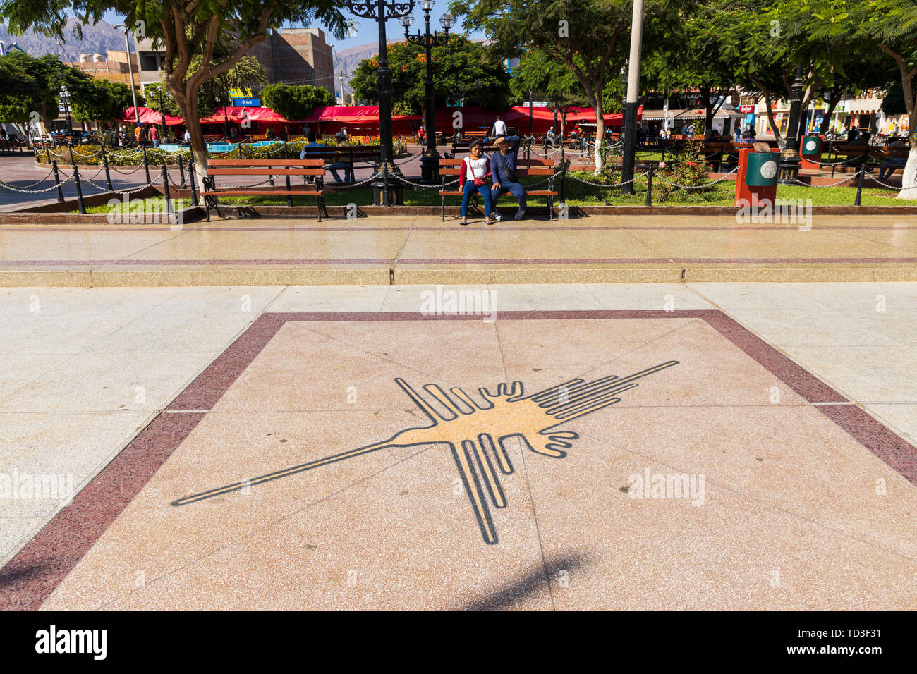 Représentations de certaines des lignes de Nazca géoglyphes sur le chemin par la Plaza de Armas, la place principale de Nazca, Pérou, Amérique du Sud Banque D'Images