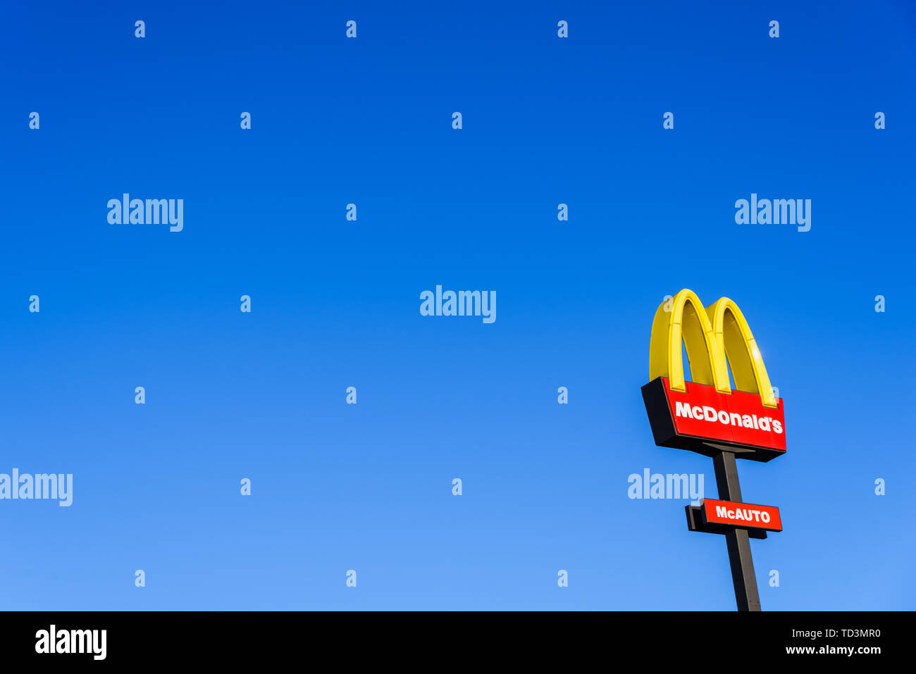 Valencia, Espagne - 29 mai 2019 : Affiche publicitaire de McDonald's restaurant en Espagne, la marque visible de l'autoroute. Banque D'Images