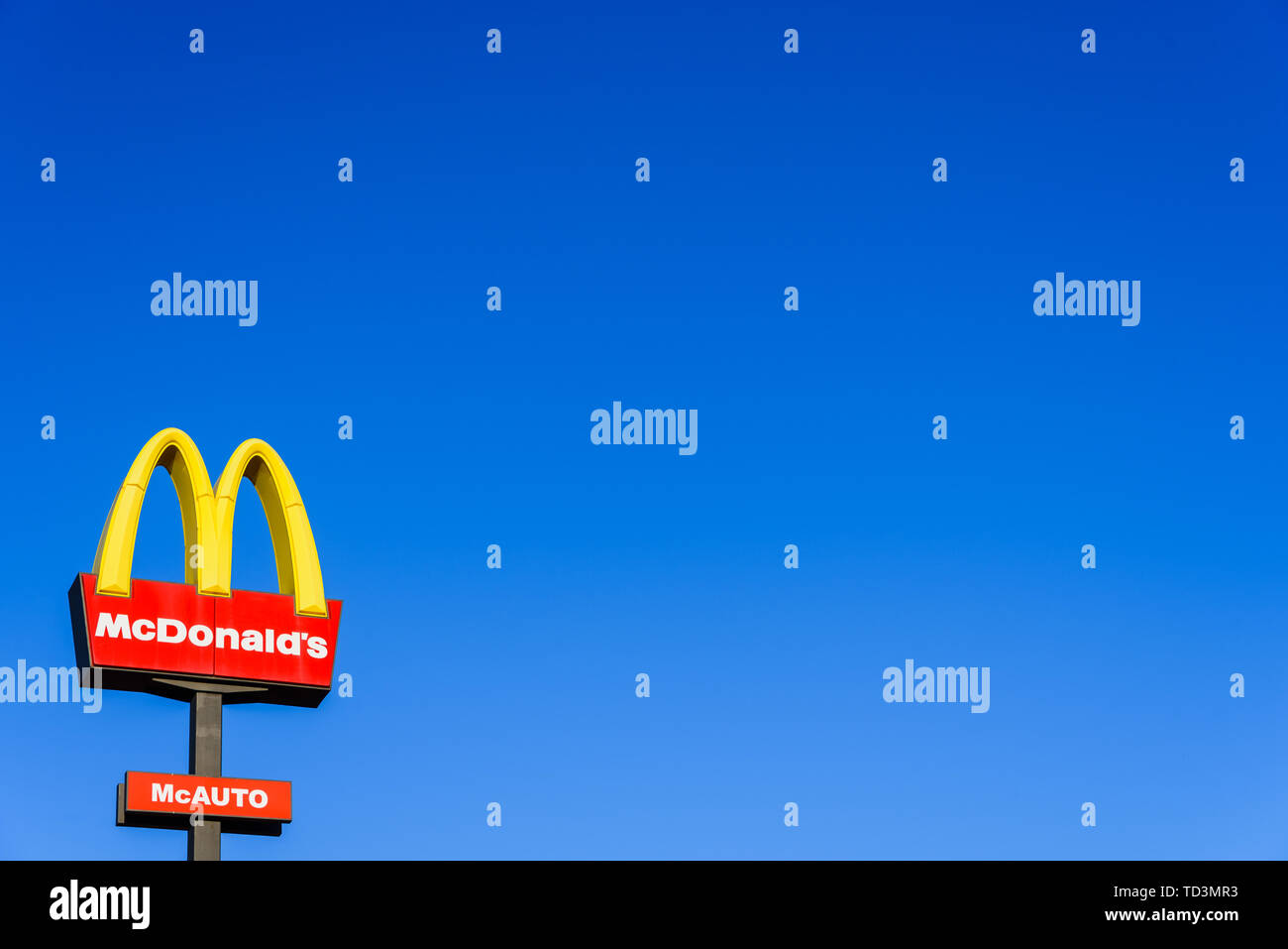 Valencia, Espagne - 29 mai 2019 : Affiche publicitaire de McDonald's restaurant en Espagne, la marque visible de l'autoroute. Copier l'espace. Banque D'Images
