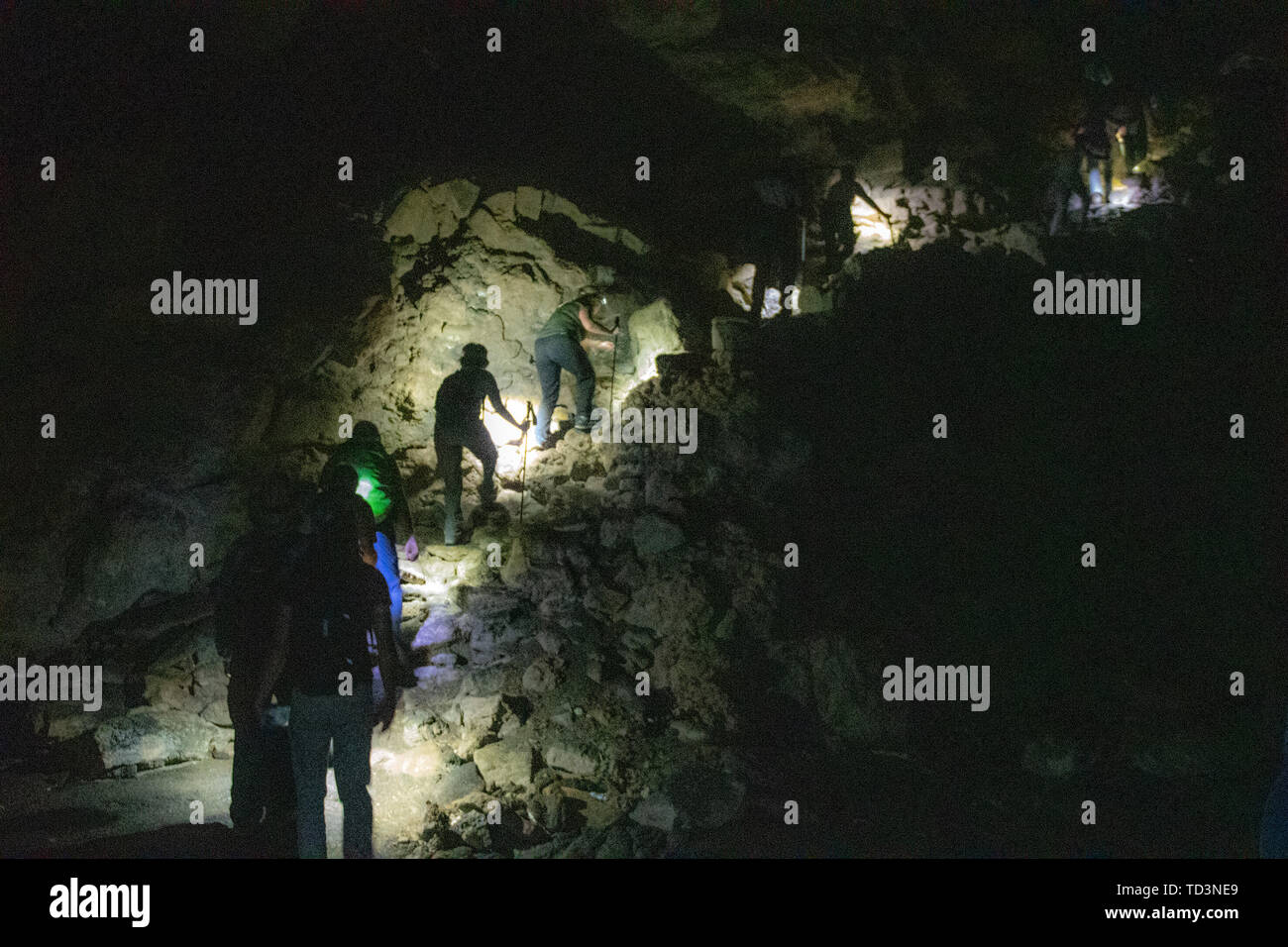 Les touristes traversant le terrain précaire de l'Erta Ale Volcan, un volcan bouclier basaltique actif en permanence et lac de lave dans la région de l'Afar Banque D'Images