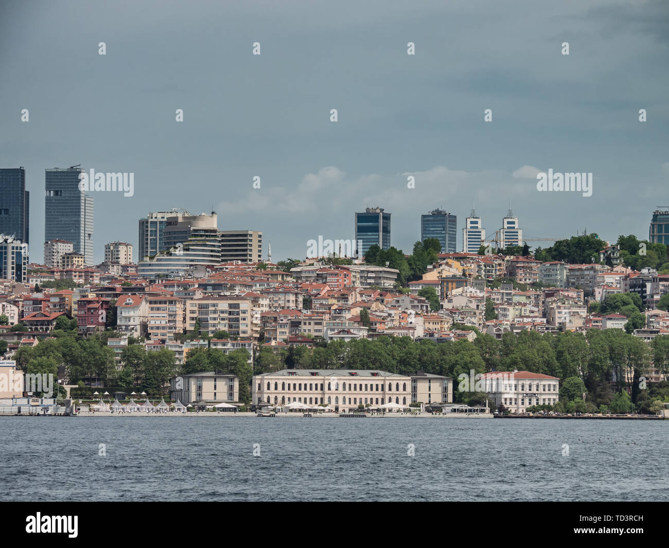 Dolmabache vu du bord de l'eau à Istanbul, Turquie Banque D'Images