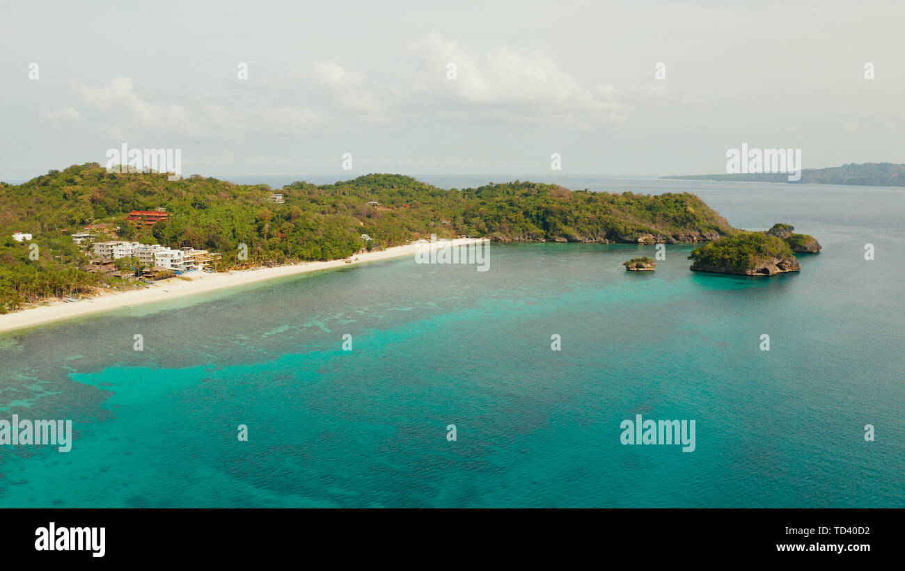 Drone aérien : plage de sable fin et eau turquoise dans le complexe tropical de Boracay, Philippines, Ilig Iligan City. Billet d'été et vacances. Banque D'Images