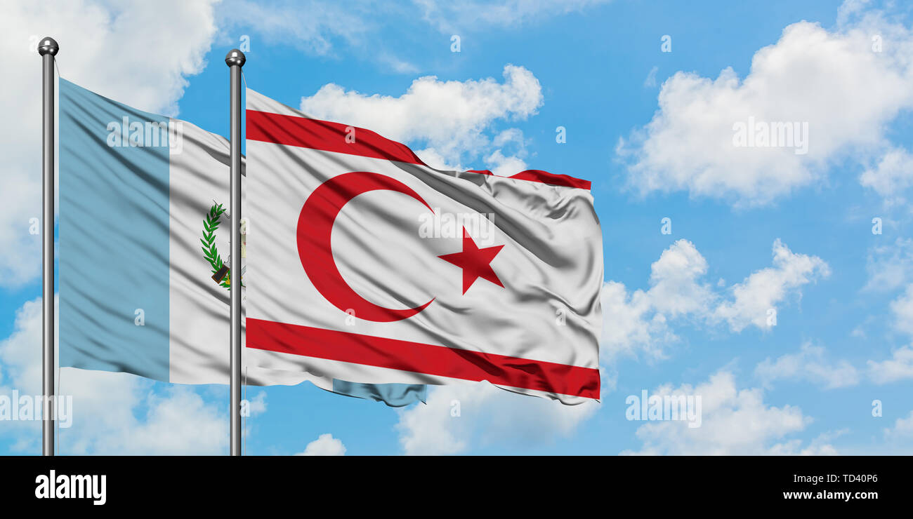 Le Guatemala et le nord de Chypre drapeaux dans le vent contre ciel bleu nuageux blanc ensemble. Concept de diplomatie, de relations internationales. Banque D'Images