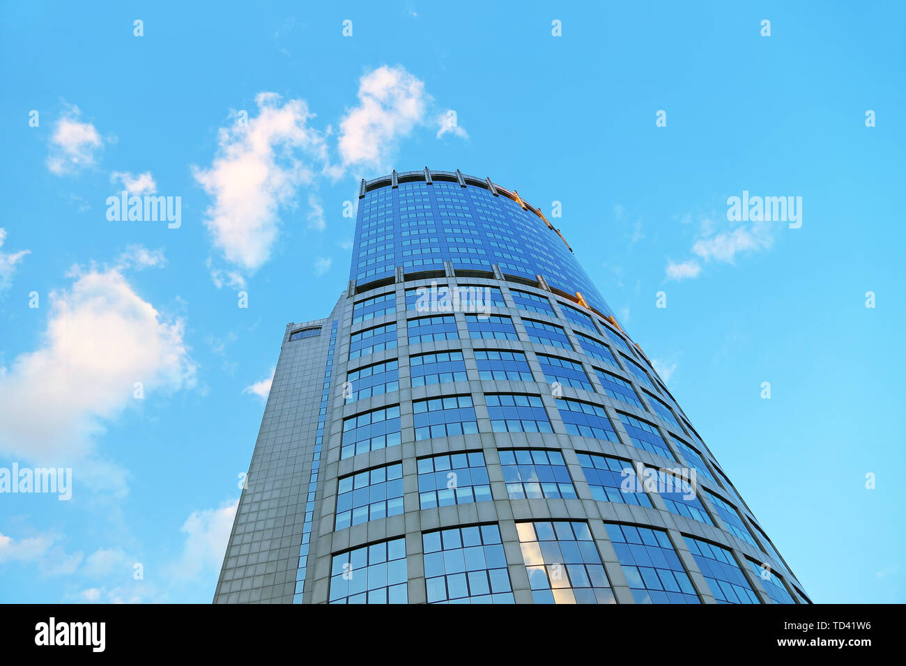 Bâtiment moderne de bureau contre le ciel du soir avec des nuages blancs, Moscou, Russie Banque D'Images