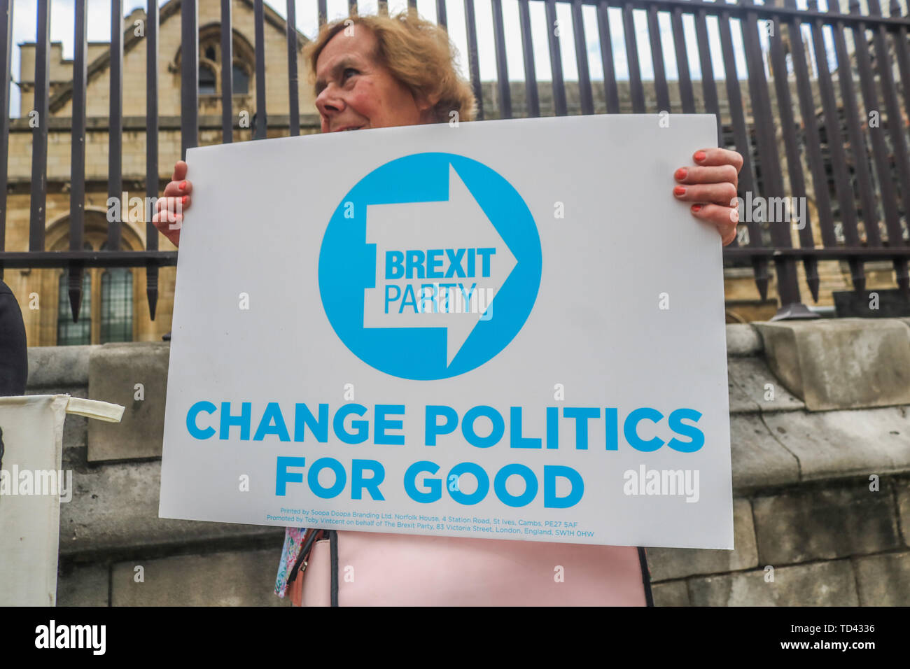 Un manifestant est titulaire d'un des pancartes qui dit changer la politique pour de bon lors de la manifestation. Brexit Manifestation devant les Chambres du Parlement, comme le parti conservateur fait l'objet d'une course à la direction de déicide pour un nouveau chef et premier ministre avec de fortes probabilités sur Pro Brexit Boris Johnson favori pour succéder à Theresa May. Banque D'Images
