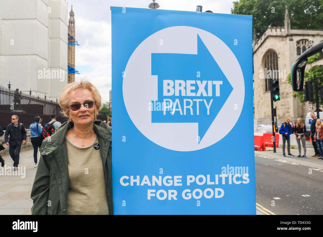 Un manifestant est titulaire d'un des pancartes qui dit changer la politique pour de bon lors de la manifestation. Brexit Manifestation devant les Chambres du Parlement, comme le parti conservateur fait l'objet d'une course à la direction de déicide pour un nouveau chef et premier ministre avec de fortes probabilités sur Pro Brexit Boris Johnson favori pour succéder à Theresa May. Banque D'Images