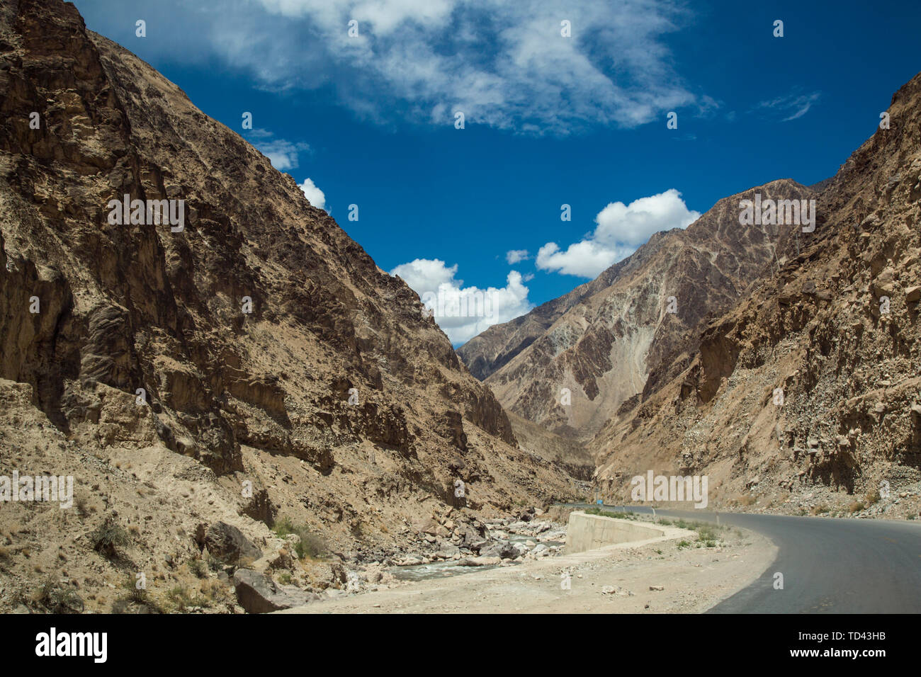 La Chine, Tibet, région tibétaine, no man's land, plateau, altitude élevée, ciel bleu, horizon, montagnes, vue panoramique, la Route Nationale 318, autoroute, route, ciel bleu, les nuages blancs Banque D'Images