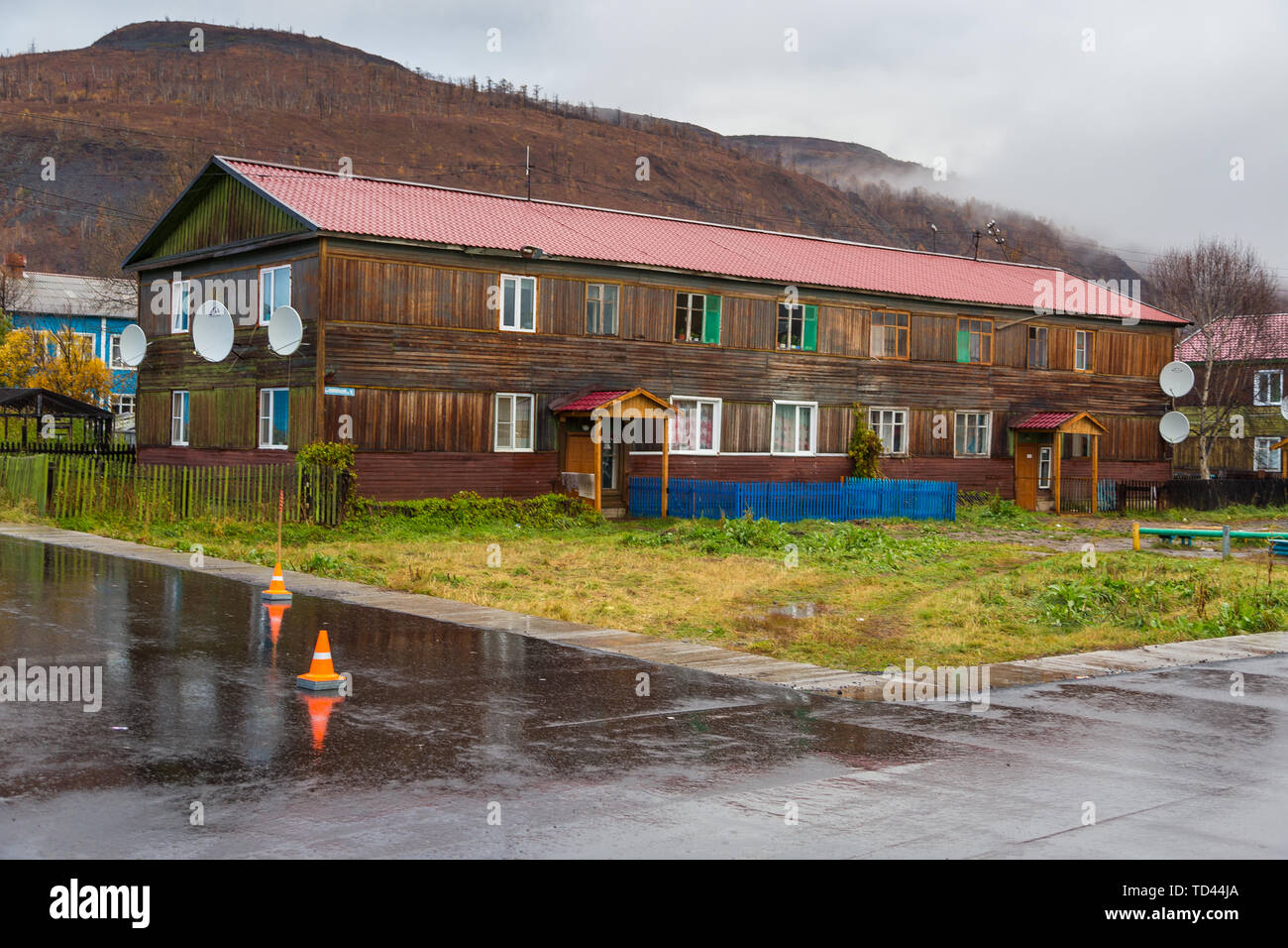Esso, péninsule du Kamchatka, Russie- 02 Octobre 2014 : bloc d'appartements. Offres et demandes de logement dans un petit village. Montagne dans l'arrière-plan. Banque D'Images