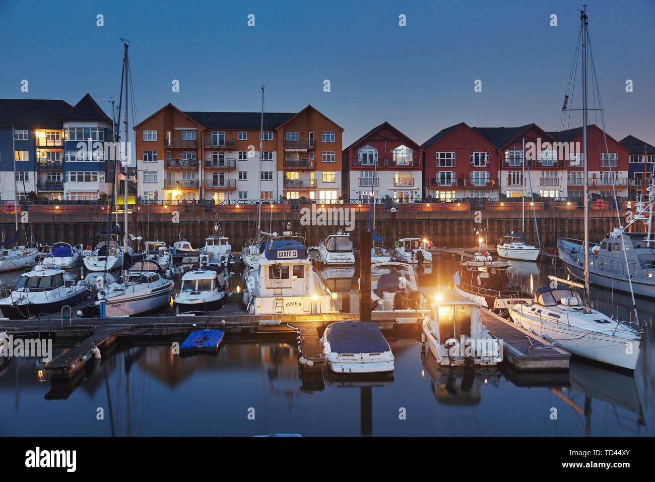 Un crépuscule vue du port moderne, logement à côté de l'estuaire de la rivière Exe, à Exmouth, Devon, Angleterre, Royaume-Uni, Europe Banque D'Images