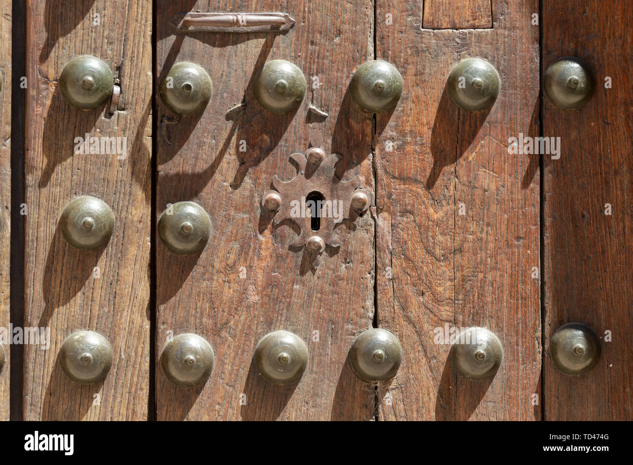 Serrure dans une vieille porte en bois orné de meubles anciens ; poignée de porte et patiné rouillé Banque D'Images