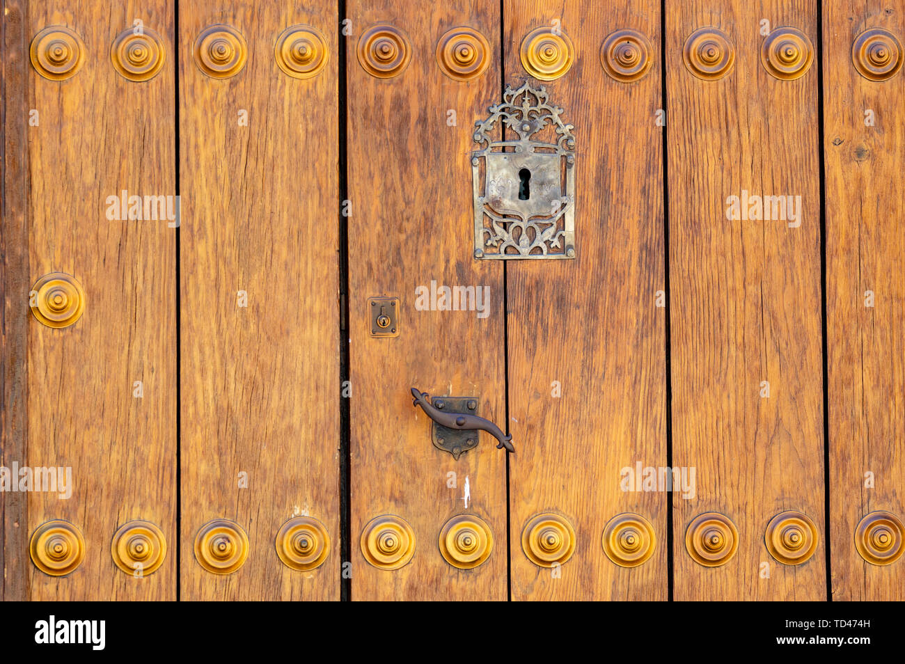 Serrure dans une vieille porte en bois lambrissé et patiné rouillé ; Banque D'Images