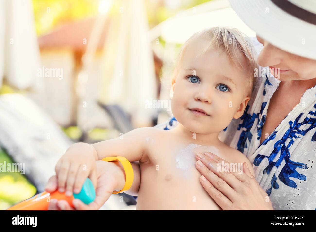 L Application Mere Protection Solaire Creme Sur Le Visage Mignon Petit Bebe Garcon A L Aide Maman Lotion Sunblocking Pour Proteger Bebe Du Soleil En Ete Mer Photo Stock Alamy
