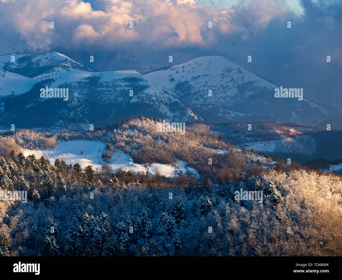 Neige sur les Apennins en hiver, Gubbio, Ombrie, Italie, Europe Banque D'Images