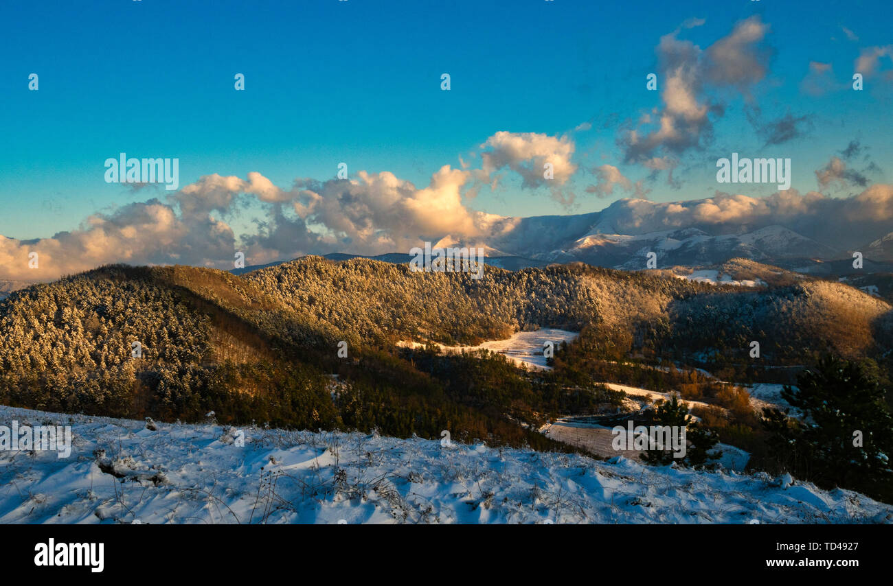 Neige sur les Apennins en hiver, Gubbio, Ombrie, Italie, Europe Banque D'Images