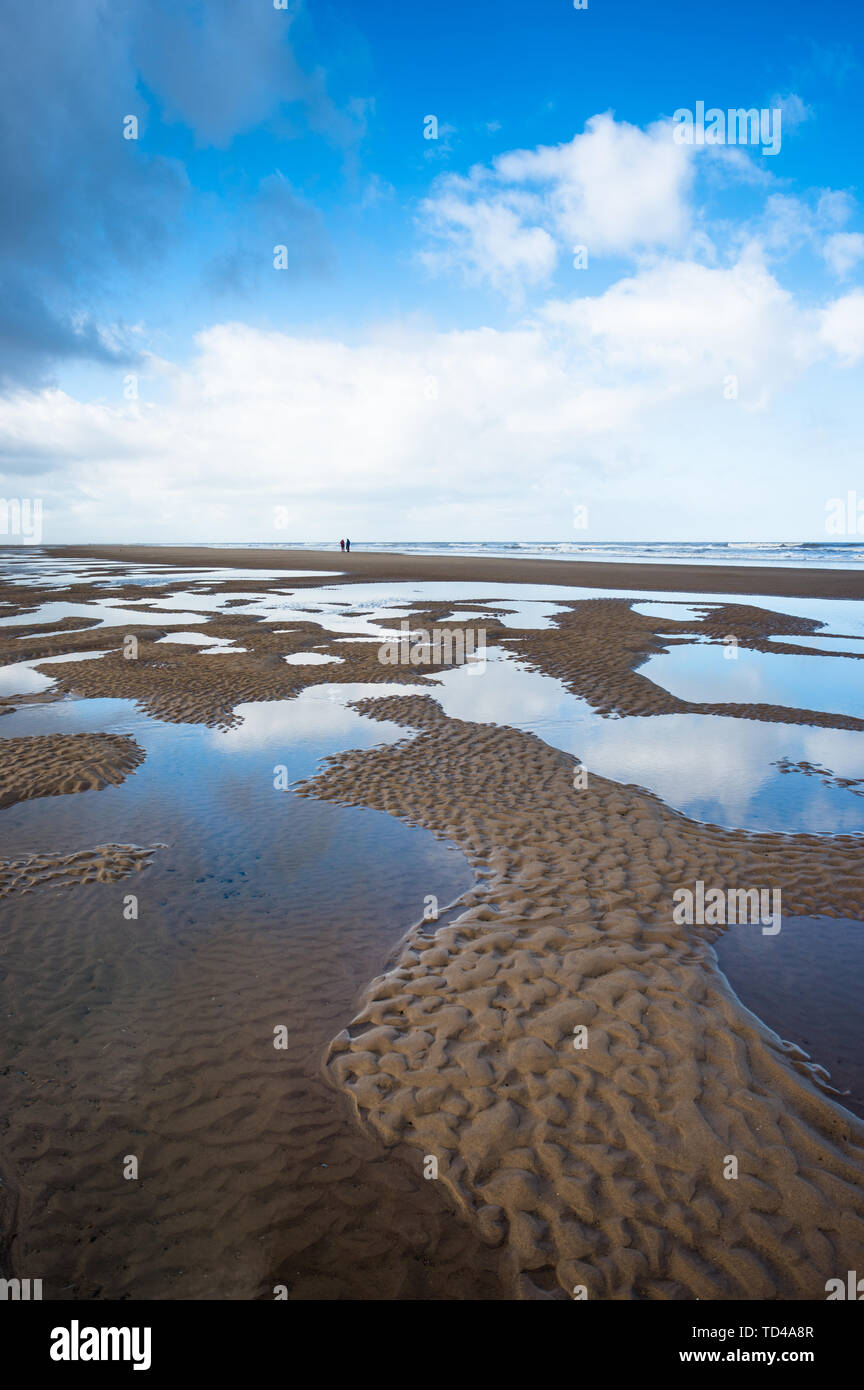 Les caractéristiques des piscines d'eau à marée basse sur la plage de Burnham Overy Staithe sur la baie de Holkham, côte nord de Norfolk, Norfolk, East Anglia, Angleterre Banque D'Images