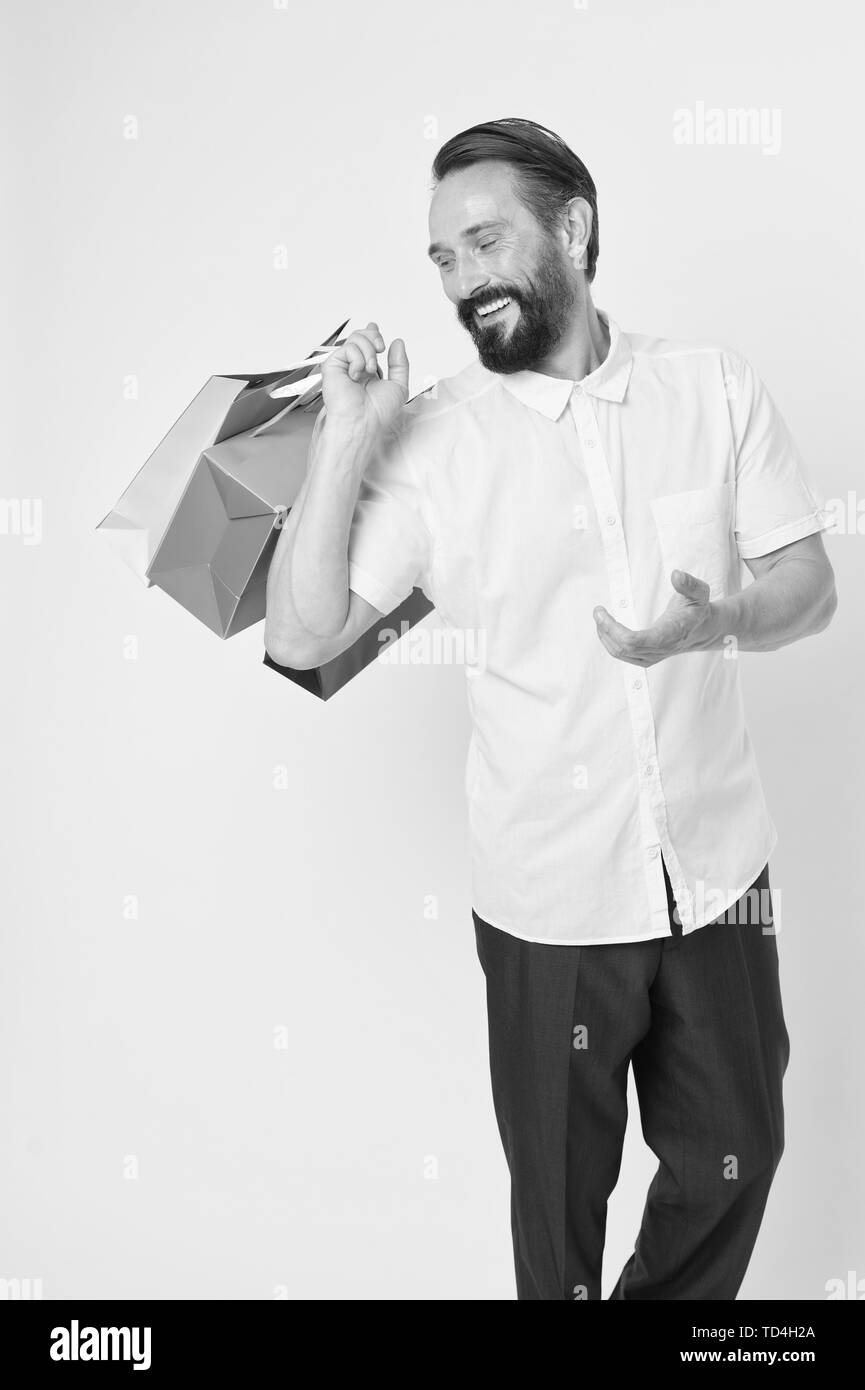 C'est négocier. Homme barbu avec un sac à provisions. Bonnes vacances. shopping. grosse vente en centre commercial. Hipster avec maturité. barbe avec moustache hipster caucasienne brutale. Temps incroyable alors que le shopping. Banque D'Images