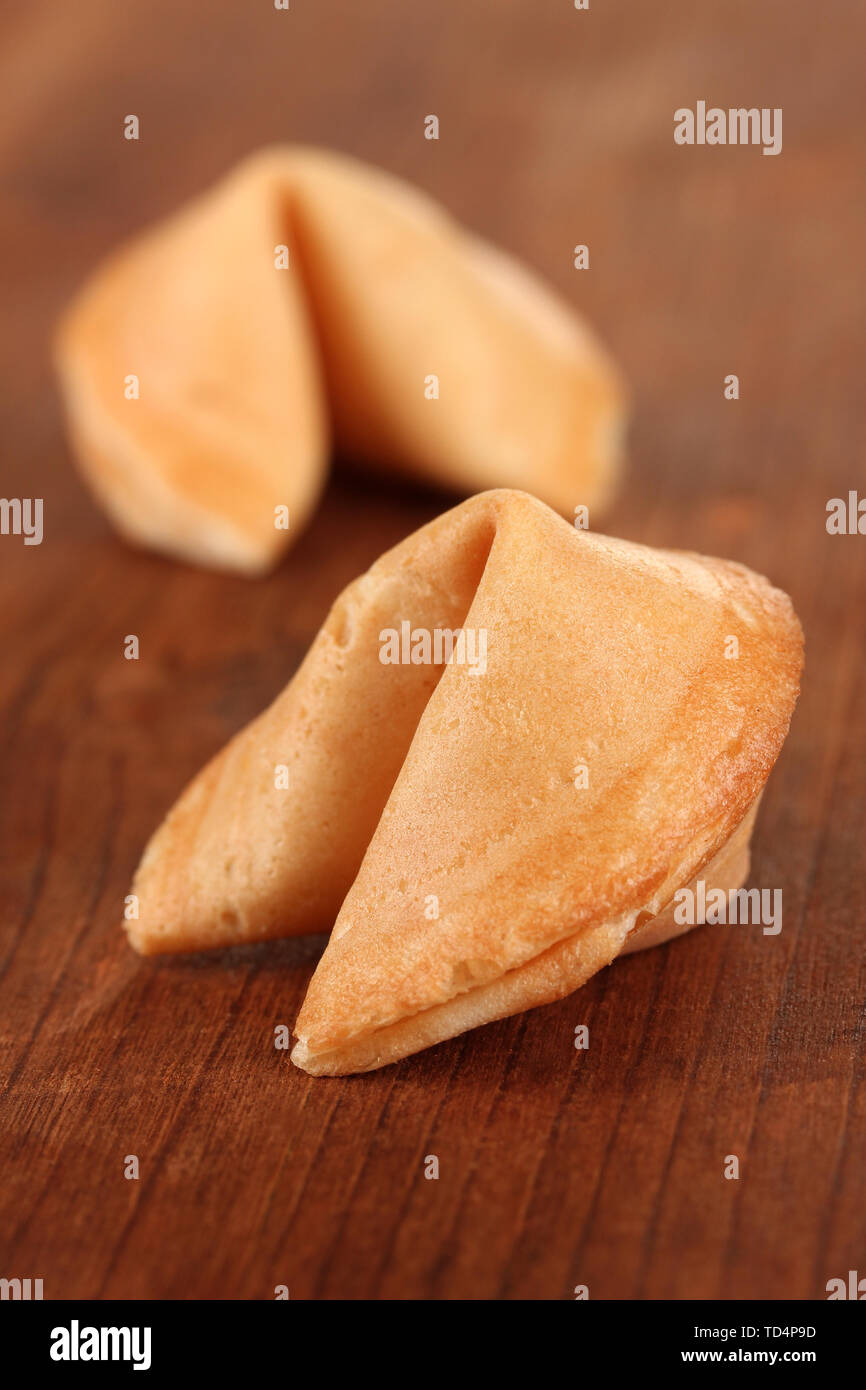 Fortune cookies on wooden table Banque D'Images