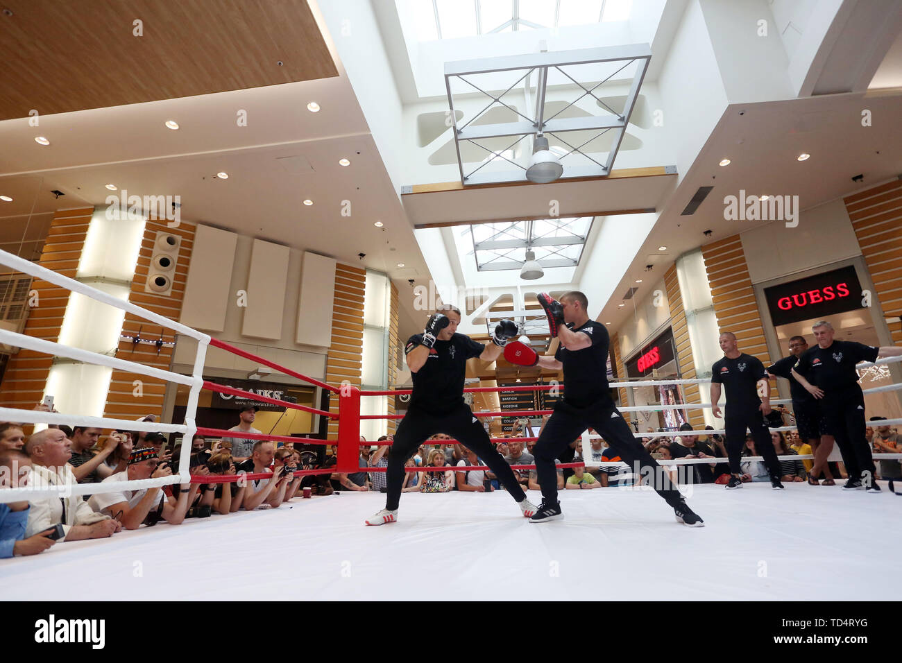 Riga, Lettonie. 11 Juin, 2019. Mairis Briedis (L) de la Lettonie au cours d'une des pratiques médias et fans de cause, avant la prochaine série de boxe Super demi-finale entre la Lettonie Cruiserweight Mairis Briedis de Pologne et Krzysztof Glowacki à Riga, Lettonie, 11 juin 2019. La lutte aura lieu le 15 juin à Riga, Lettonie. Credit : Edijs Palens/Xinhua/Alamy Live News Banque D'Images