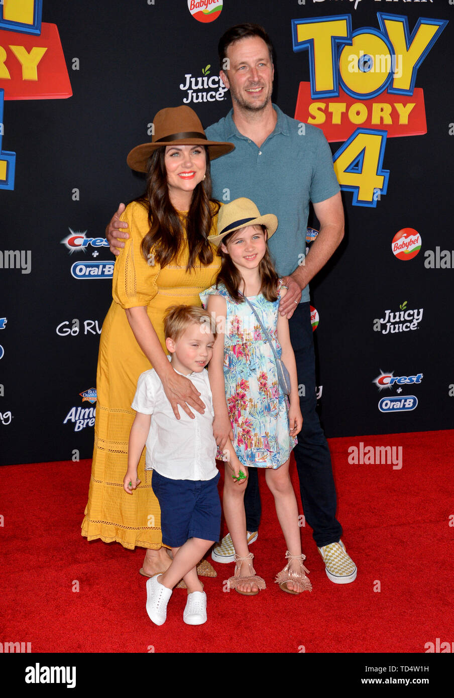 Los Angeles, Californie, USA. 11 Juin, 2019. Tiffani Thiessen, Brady Smith et sa famille lors de la première mondiale de 'Toy Story 4' au El Capitan Theatre. Photo : Paul Smith/Featureflash Crédit : Paul Smith/Alamy Live News Banque D'Images