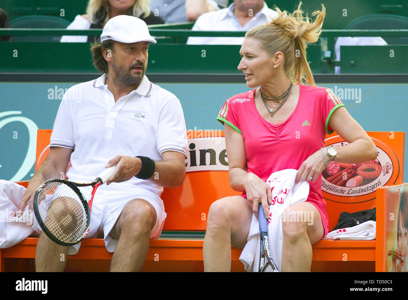 Steffi GRAF fête ses 50 ans le 14 juin 2019, Henri Leconte (à gauche,  ancien tennis pro) et Steffi Graf (ancien tennis pro) parler au cours d'une  pause, parler, parler, parler, la