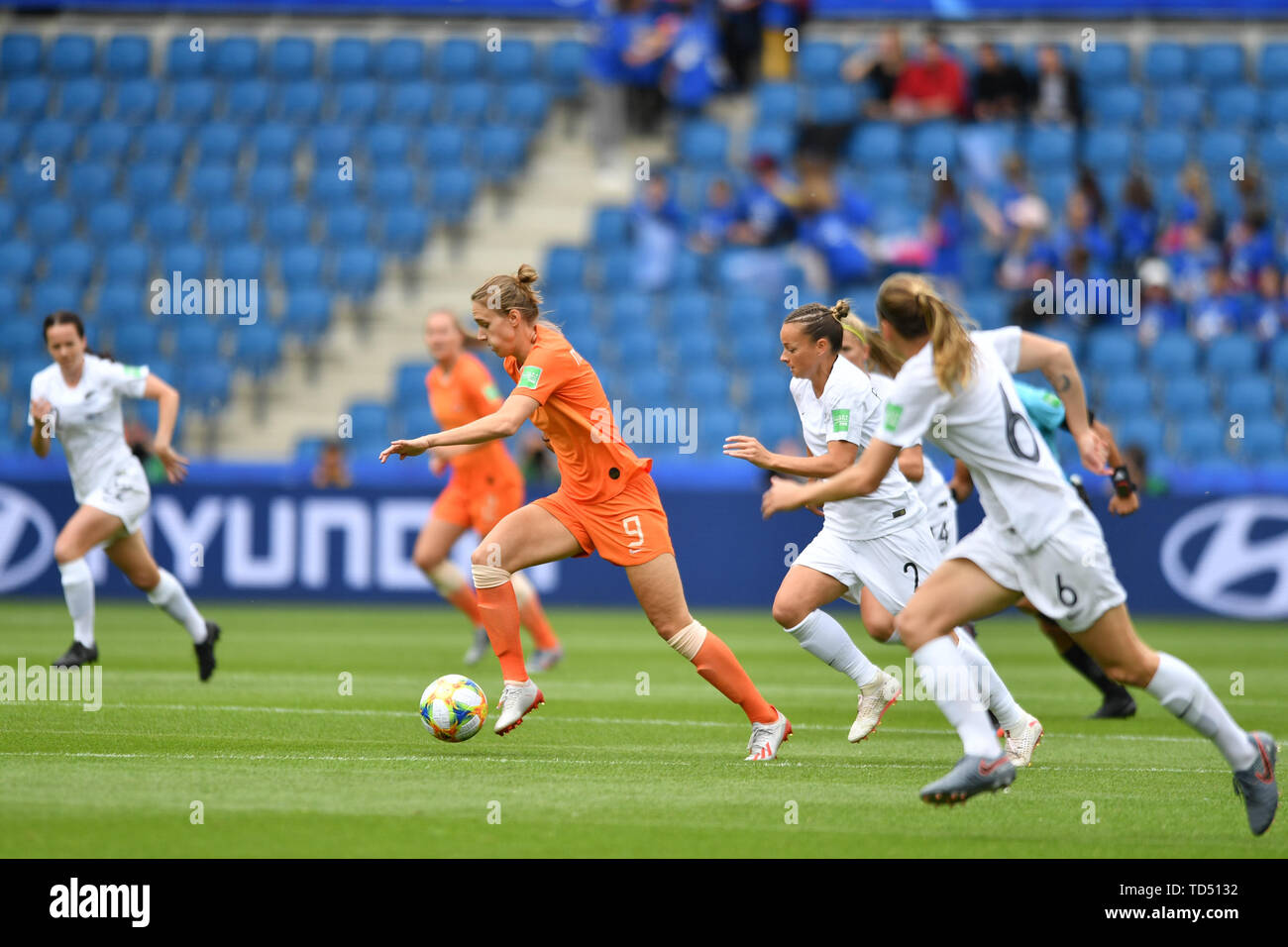 Le Havre, France. 11 Juin, 2019. Vivianne Miedema (Pays-Bas, Pays-Bas, 9) avec envie avant. Ria Percival (Nouvelle-Zélande) (2) juste derrière, 11.06.2019, Le Havre (France), Football, Coupe du Monde féminine de la FIFA 2019, Nouvelle-Zélande - Pays-Bas, la FIFA INTERDIT TOUTE UTILISATION DE PHOTOGRAPHIE COMME DES SÉQUENCES D'IMAGES ET/OU QUASI VIDÉO. Utilisation dans le monde entier | Credit : dpa/Alamy Live News Banque D'Images