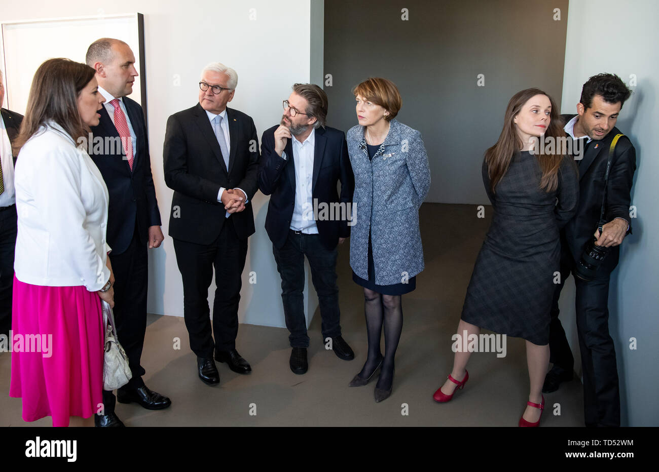 Reykjavik, Islande. 12 Juin, 2019. Président fédéral Frank-Walter Steinmeier (3e de gauche), son épouse Elke Büdenbender (2e à partir de la droite), Katrín Jakobsdóttir (r), premier ministre d'Islande, Gudni Thorlacius Jóhannesson (2e de gauche), Président de l'Islande, et sa femme Eliza Reid (l) sera guidé dans son studio à la maison Marshall par l'artiste 'lafur Eliasson (3e à partir de la droite). Président M. Steinmeier et son épouse sont sur une visite d'Etat de deux jours à l'Islande. Crédit : Bernd von Jutrczenka/dpa/Alamy Live News Banque D'Images