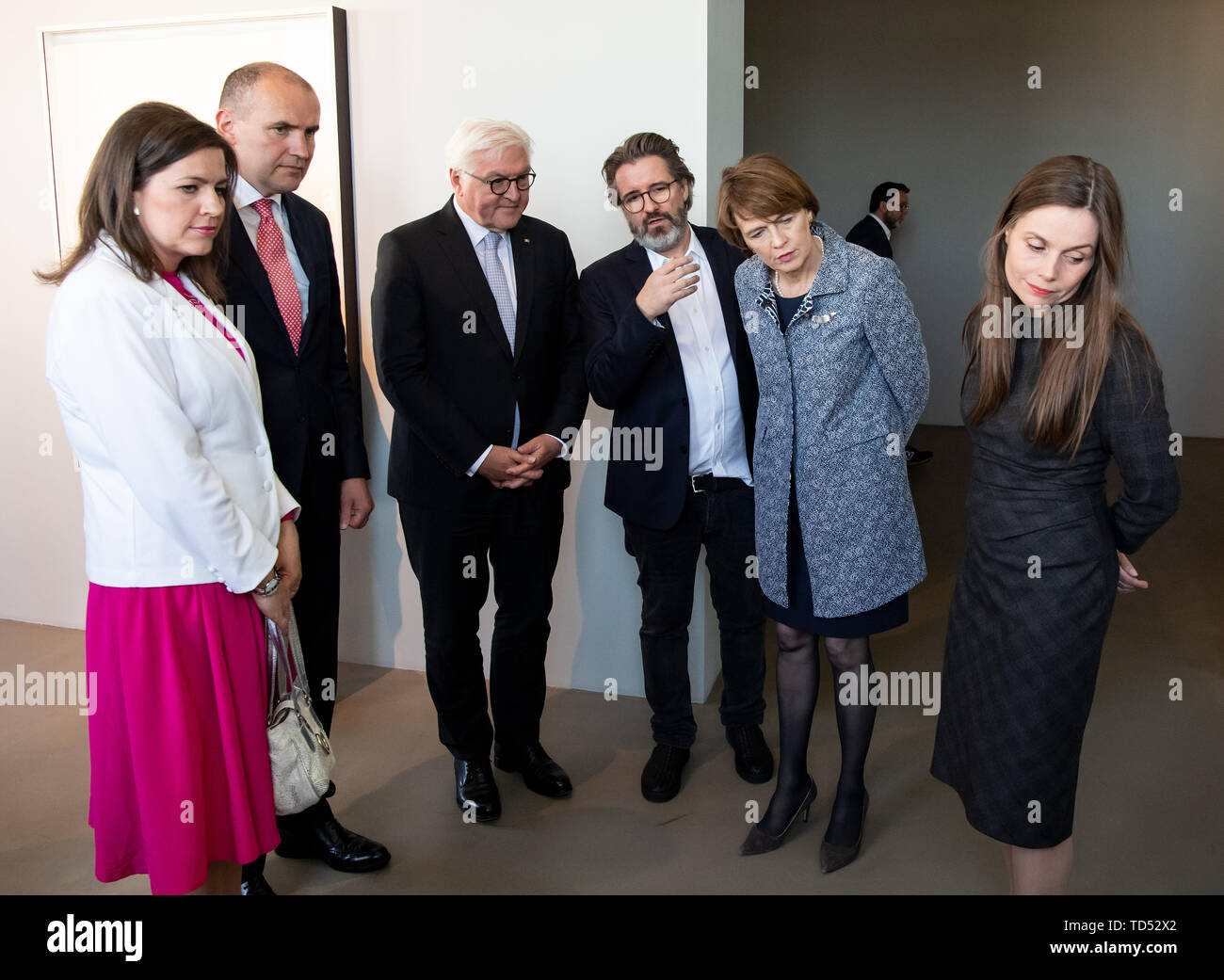 Reykjavik, Islande. 12 Juin, 2019. Président fédéral Frank-Walter Steinmeier (3e de gauche), son épouse Elke Büdenbender (2e à partir de la droite), Katrín Jakobsdóttir (r), premier ministre d'Islande, Gudni Thorlacius Jóhannesson (2e de gauche), Président de l'Islande, et sa femme Eliza Reid (l) sera guidé dans son studio à la maison Marshall par l'artiste 'lafur Eliasson (3e à partir de la droite). Président M. Steinmeier et son épouse sont sur une visite d'Etat de deux jours à l'Islande. Crédit : Bernd von Jutrczenka/dpa/Alamy Live News Banque D'Images