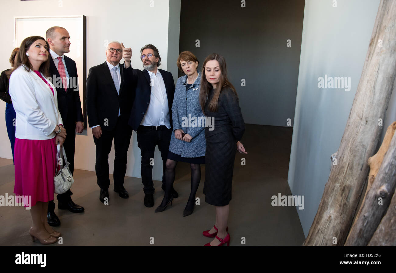 Reykjavik, Islande. 12 Juin, 2019. Président fédéral Frank-Walter Steinmeier (3e de gauche), son épouse Elke Büdenbender (2e à partir de la droite), Katrín Jakobsdóttir (r), premier ministre d'Islande, Gudni Thorlacius Jóhannesson (2e de gauche), Président de l'Islande, et sa femme Eliza Reid (l) sera guidé dans son studio à la maison Marshall par l'artiste 'lafur Eliasson (3e à partir de la droite). Président M. Steinmeier et son épouse sont sur une visite d'Etat de deux jours à l'Islande. Crédit : Bernd von Jutrczenka/dpa/Alamy Live News Banque D'Images