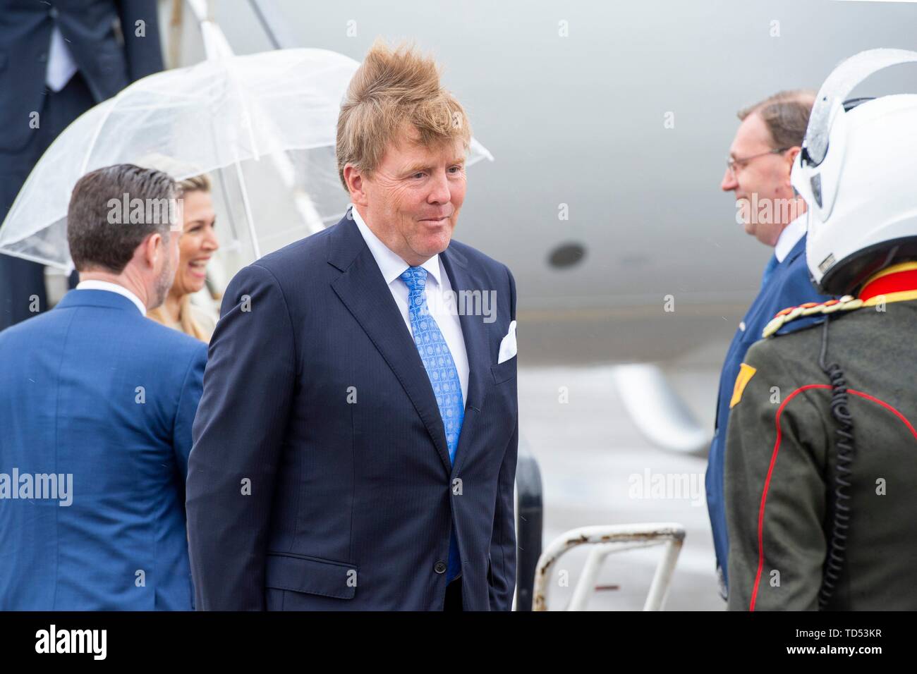 Dublin, Irlande. 12 Juin, 2019. Le roi Willem-Alexander et Maxima La reine des Pays-Bas arrivent à l'aéroport de Dublin, le 12 juin 2019, à la 1re de 3 jours une visite en Irlande par l'État à l'invitation de la Présidente Higgins Photo : Albert Nieboer/ Pays-Bas OUT/Point de vue OUT | Crédit : dpa/Alamy Live News Banque D'Images