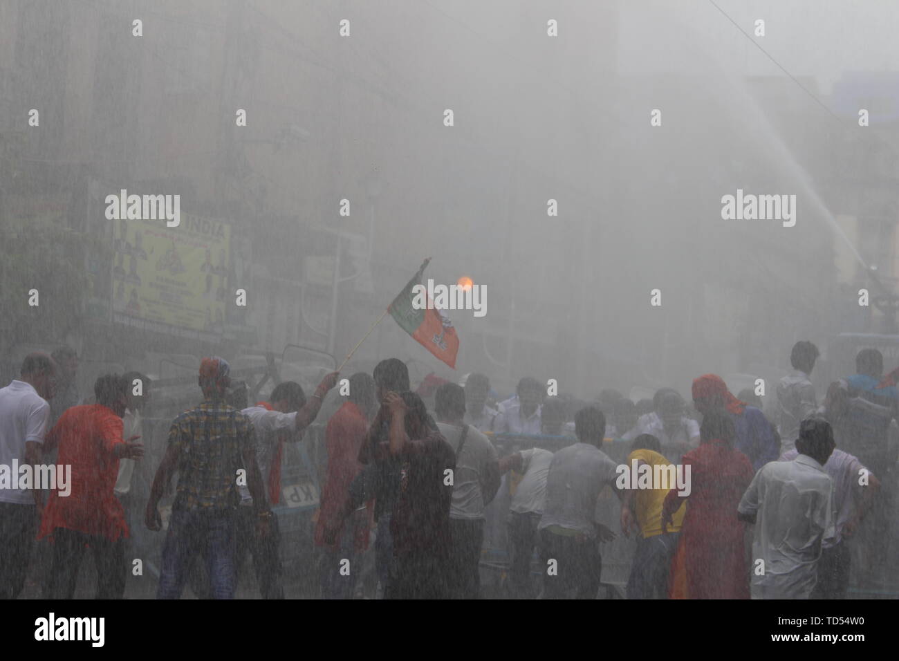 Kolkata, Inde. 12 Juin, 2019. Canons à eau et des gaz lacrymogènes ont été tirés vers le manifestant par la police lors de la manifestation. Le BJP ont annoncé une marche de protestation vers Laalbazar, QG de la police de l'ouest du Bengale après trois de ses travailleurs ont été tués dans la violence en Sandeshkhali dans le Nord 24 Parganas district la semaine dernière. Leur protestation au siège de la Police de Kolkata ville zone Lalbazar ont tourné à la violence mercredi que les travailleurs des partis se sont affrontés avec la police. Credit : SOPA/Alamy Images Limited Live News Banque D'Images