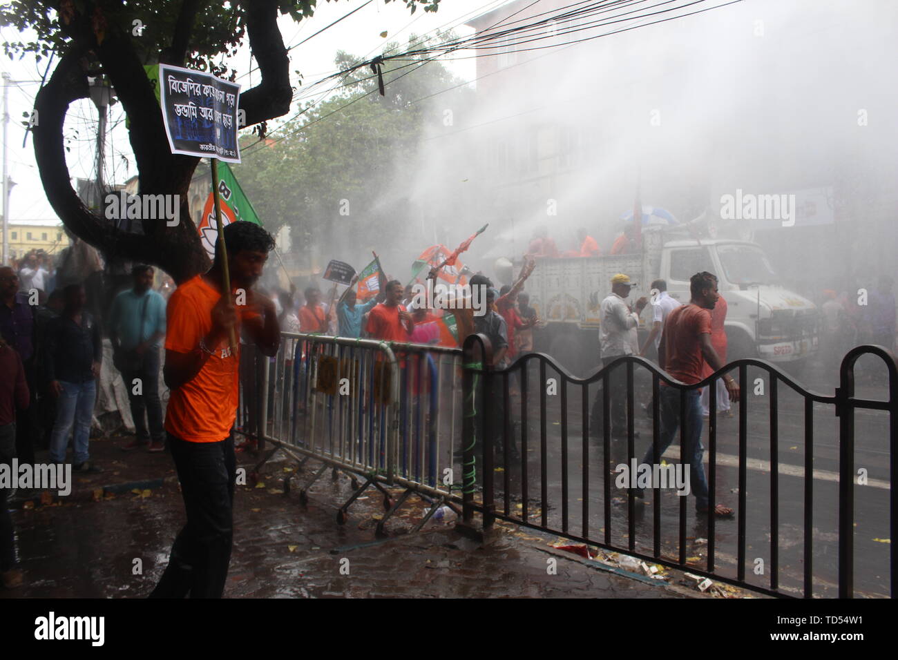 Kolkata, Inde. 12 Juin, 2019. Canons à eau et des gaz lacrymogènes ont été tirés vers le manifestant par la police lors de la manifestation. Le BJP ont annoncé une marche de protestation vers Laalbazar, QG de la police de l'ouest du Bengale après trois de ses travailleurs ont été tués dans la violence en Sandeshkhali dans le Nord 24 Parganas district la semaine dernière. Leur protestation au siège de la Police de Kolkata ville zone Lalbazar ont tourné à la violence mercredi que les travailleurs des partis se sont affrontés avec la police. Credit : SOPA/Alamy Images Limited Live News Banque D'Images