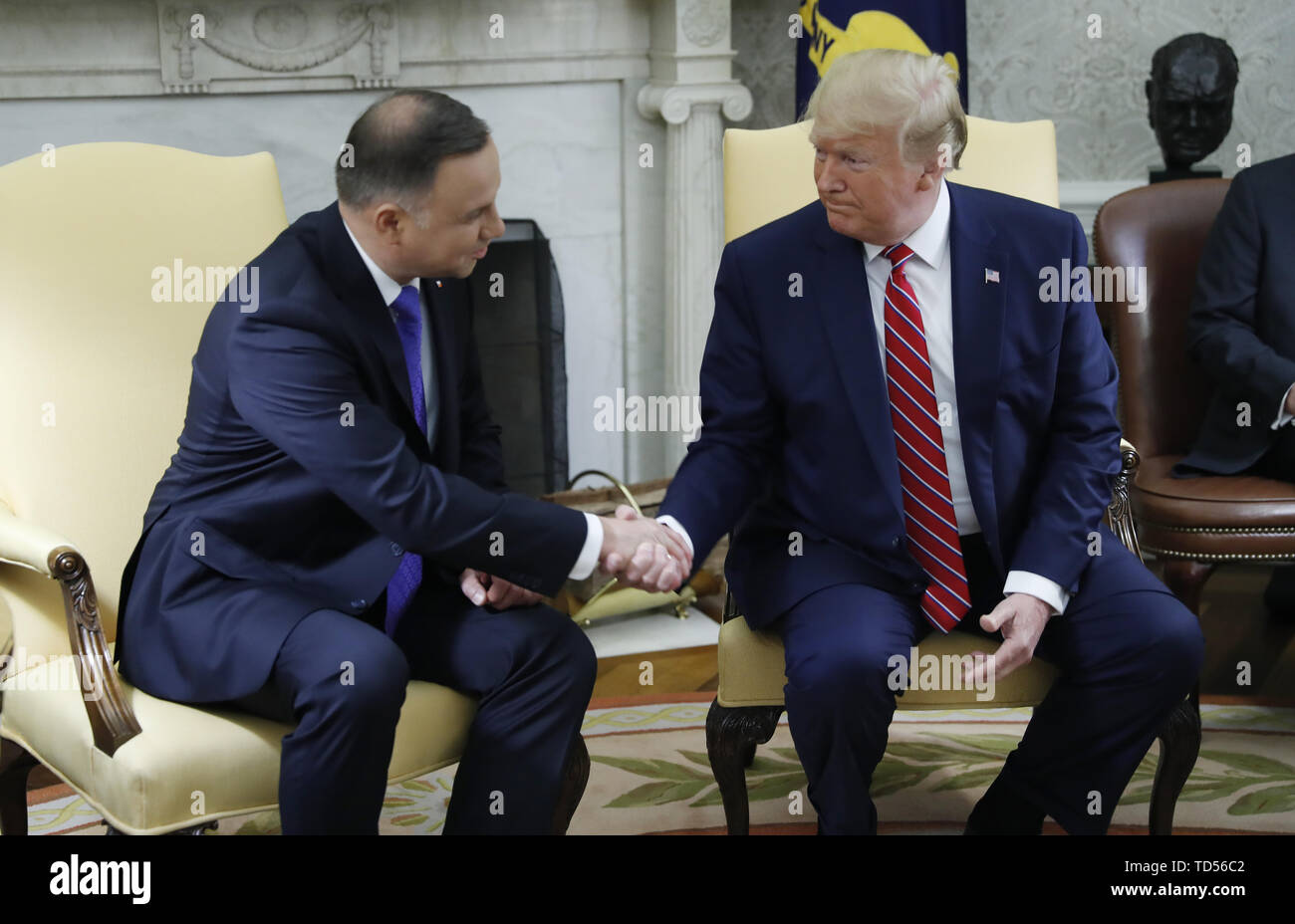 Washington DC, USA. 12 Juin, 2019. Le président américain, Donald J. Trump (R), serre la main du président polonais Andrzej Duda (L) au cours d'une réunion dans le bureau ovale de la Maison Blanche à Washington, DC, USA, 12 juin 2019. Plus tard dans la journée le président Trump et Président Duda participeront à une cérémonie de signature d'augmenter à la coopération militaire militaire y compris l'achat d'avions de combat F-35 et une augmentation de la présence des troupes US en Pologne. Credit : MediaPunch Inc/Alamy Live News Banque D'Images