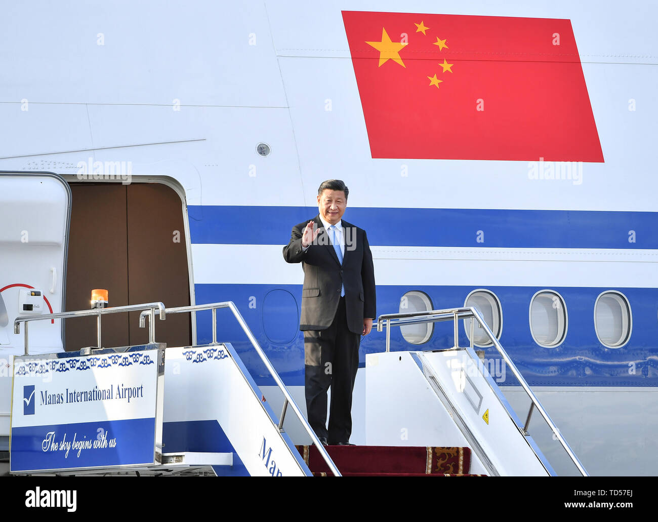 Bichkek, Kirghizistan. 12 Juin, 2019. Le président chinois Xi Jinping débarque de l'avion à son arrivée à Bichkek, Kirghizistan, 12 juin, 2019. Xi est arrivé ici mercredi pour une visite d'État au Kirghizistan et la 19e Organisation de coopération de Shanghai (OCS) sommet. Credit : Yin Bogu/Xinhua/Alamy Live News Banque D'Images