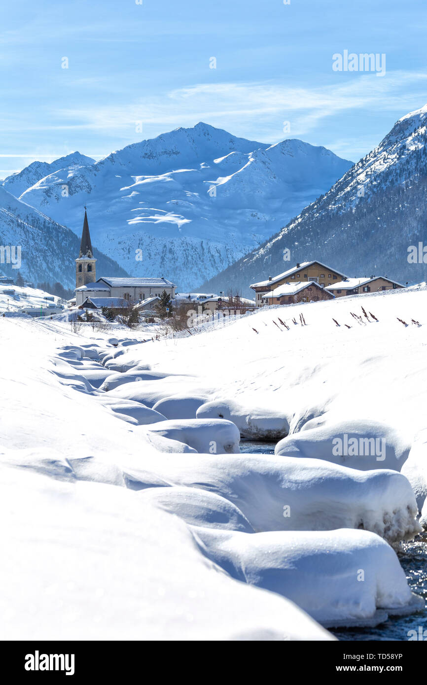 Torrent avec église en hiver, neige, Livigno Valtellina, Lombardie, Italie, Europe Banque D'Images