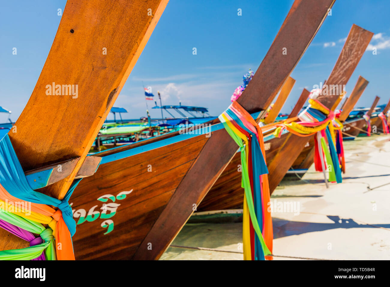 Long Tail boats sur Ko Rawi dans le parc national marin de Tarutao, en Thaïlande, en Asie du Sud-Est, l'Asie Banque D'Images