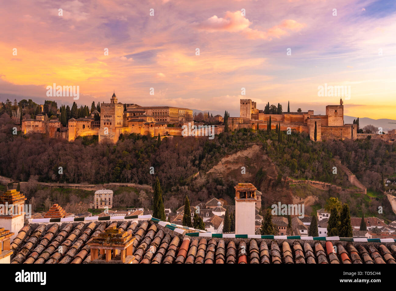 Vue de l'Alhambra, Site du patrimoine mondial de l'UNESCO, avec les montagnes de la Sierra Nevada en arrière-plan, au coucher du soleil, Grenade, Andalousie, Espagne, Europe Banque D'Images