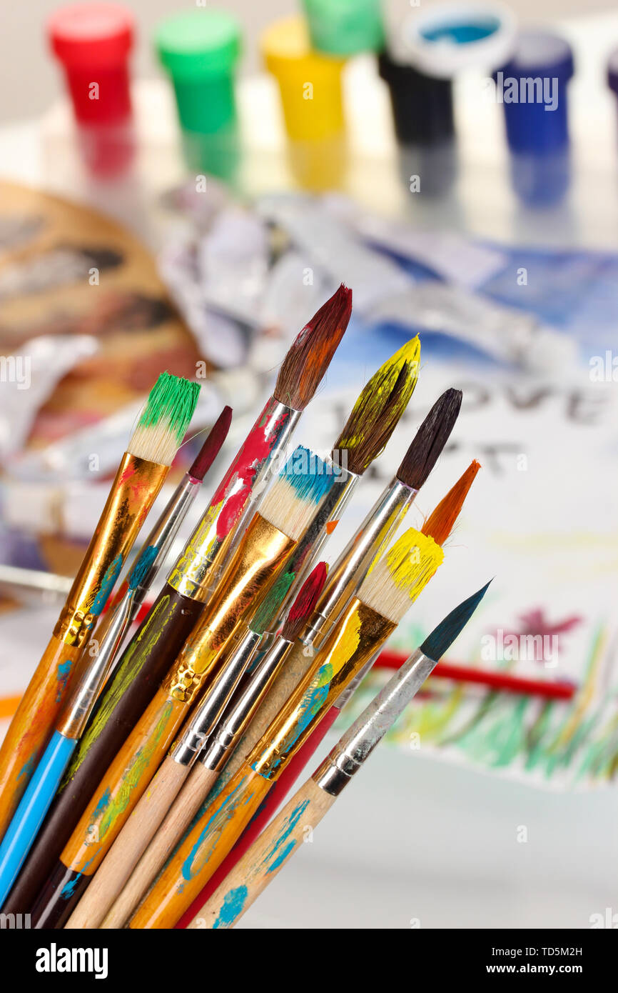 Beaucoup de pinceau dans la peinture sur fond lumineux Banque D'Images