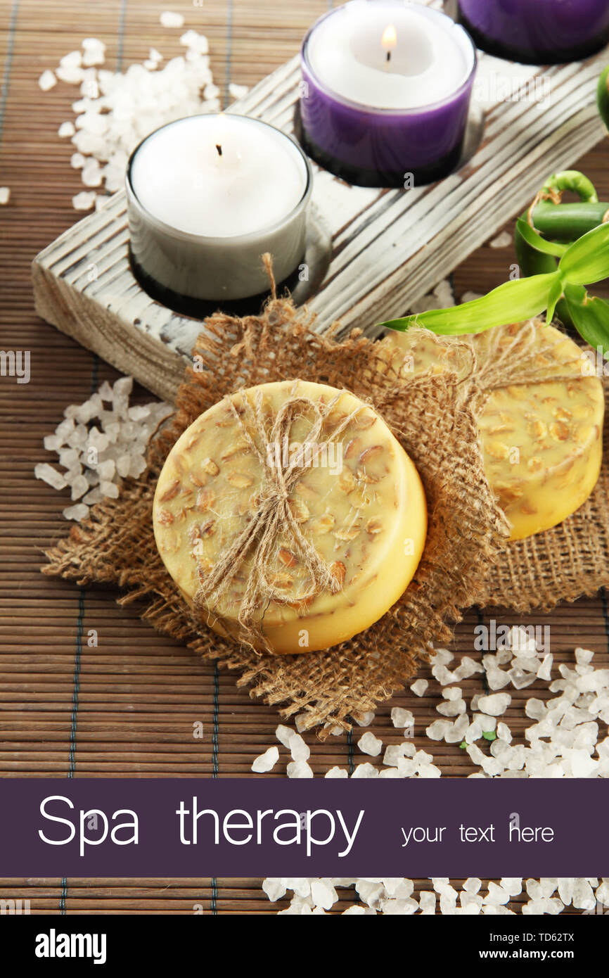 Le savon fait à la main et de sel de mer sur des nattes de bambou gris Banque D'Images