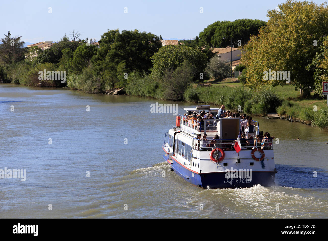 Tourisme fluvial à Aigues-Mortes en Camargue, canal du Rhône à Sète, France Banque D'Images
