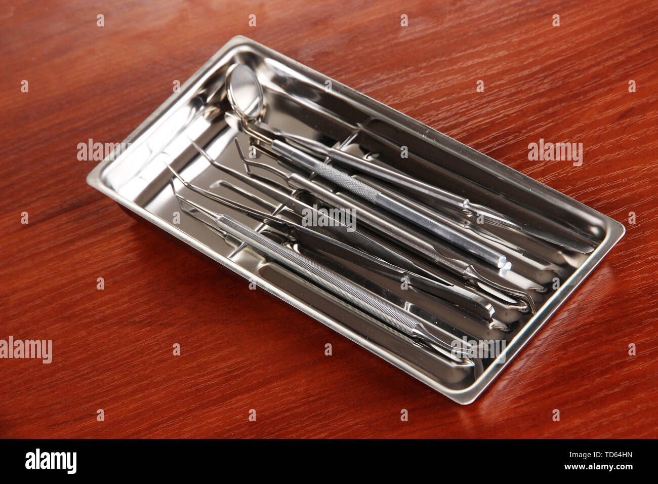 Outils de dentiste sur table en bois Banque D'Images