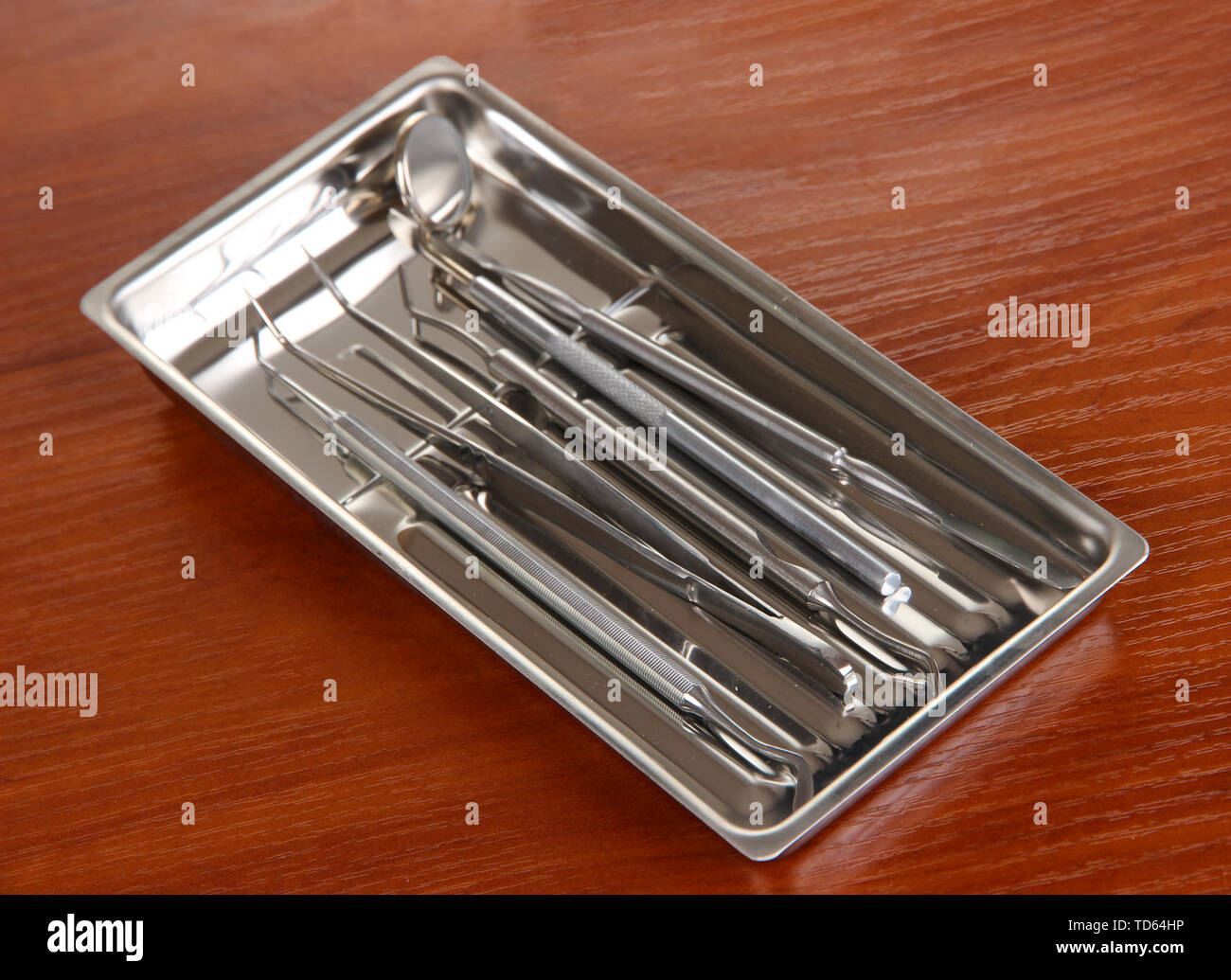 Outils de dentiste sur table en bois Banque D'Images